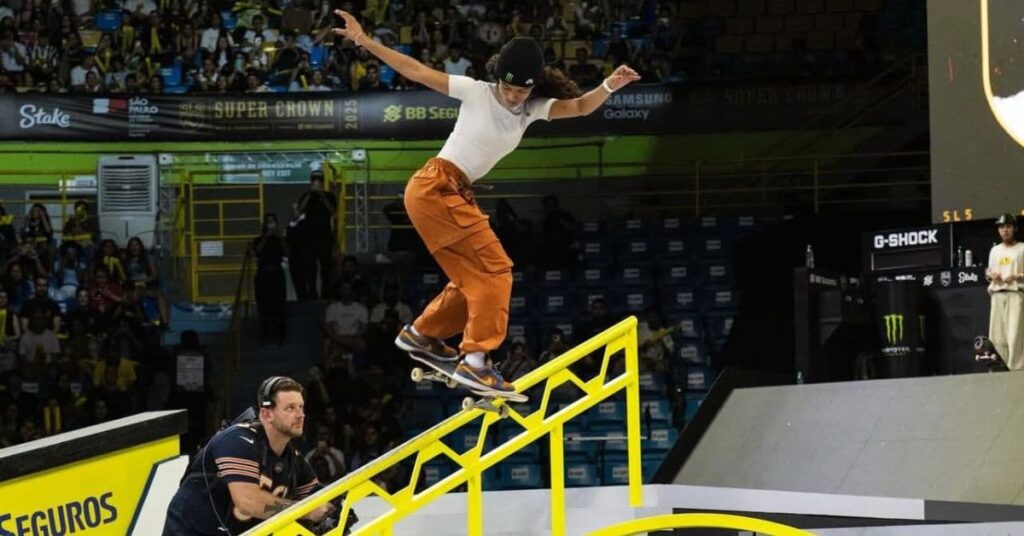 rayssa leal é campeã mundial executando manobra na SLS Super Crown em São Paulo