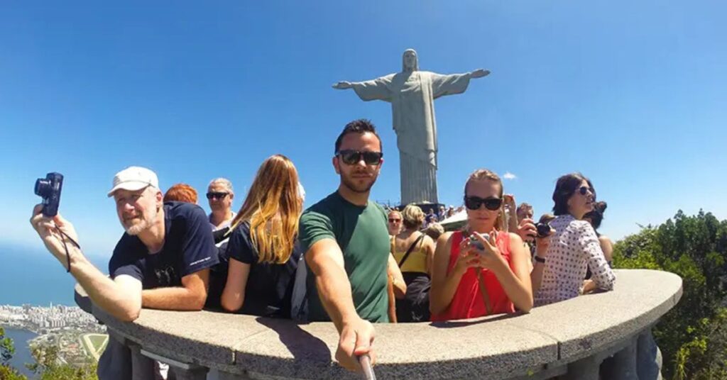 Recorde de turistas no Brasil atrai visitantes estrangeiros ao Cristo Redentor, no Rio de Janeiro