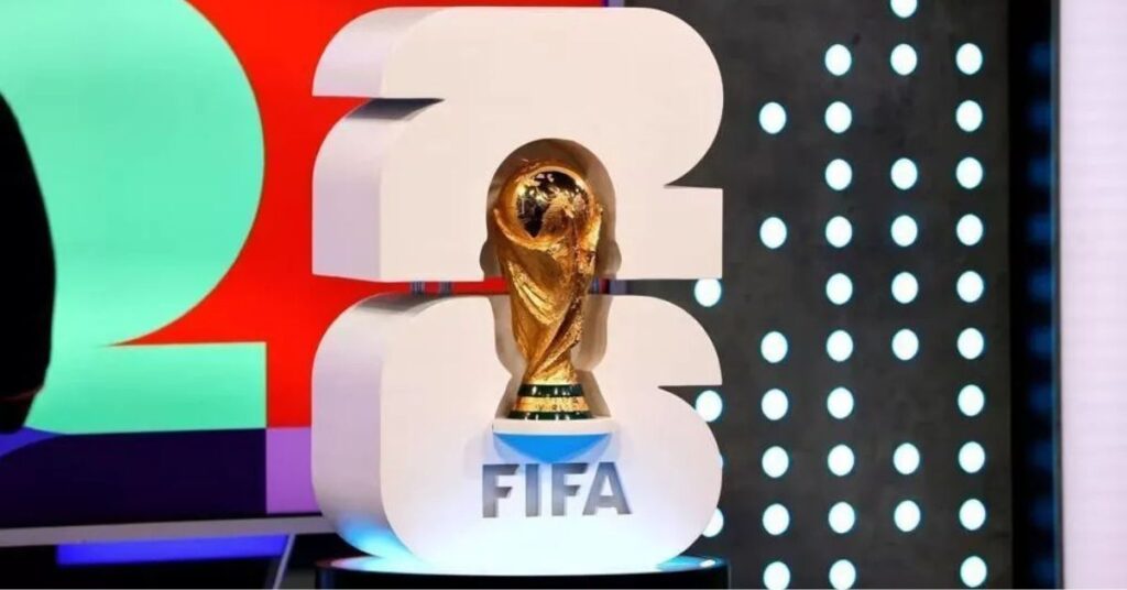 Taça da Copa exibida em estande oficial durante o sorteio da Copa do Mundo 2026 da Fifa.