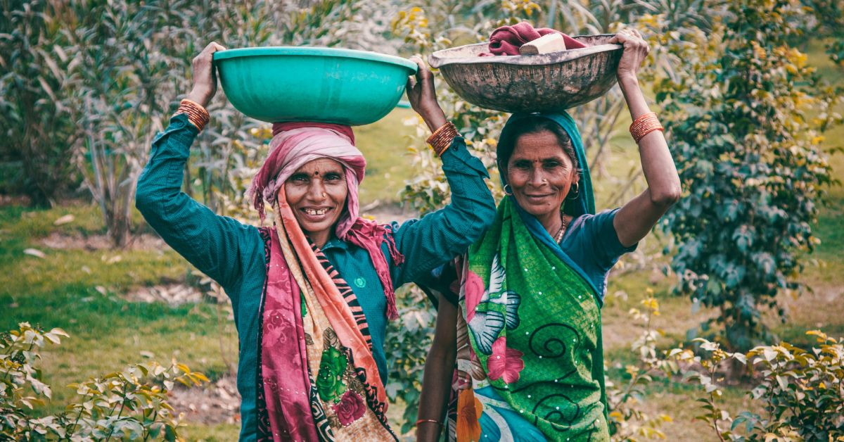 Mulheres em aldeia rural da Índia beneficiadas por renda para mulheres