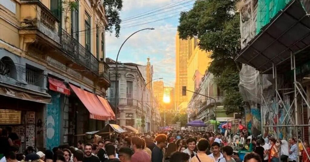 Rua do Senado, eleita a rua mais legal do mundo pela Time Out, em dia ensolarado no Centro do Rio.