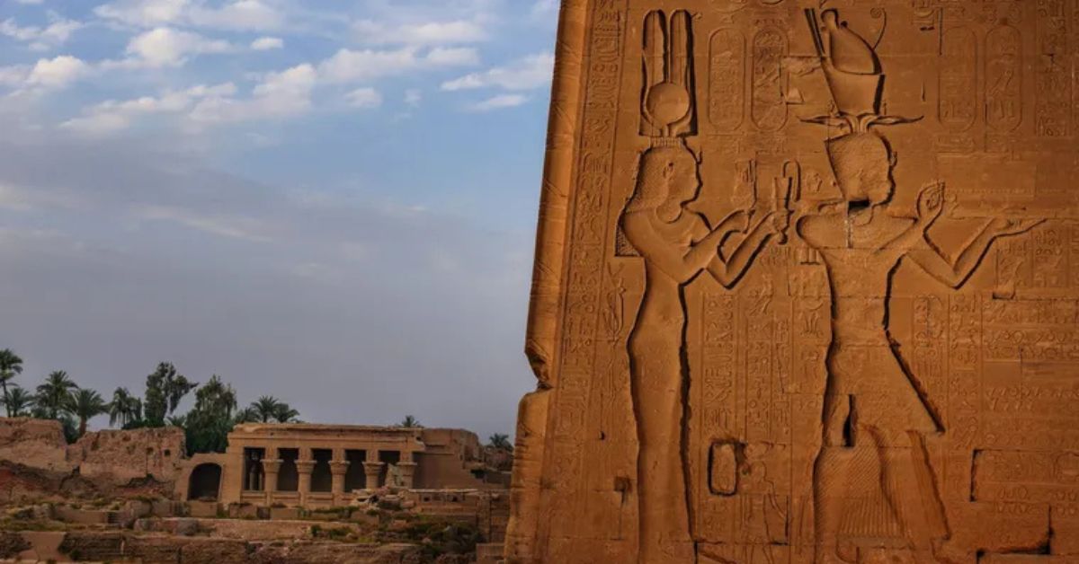 arqueologia ligada ao Túmulo de Cleopatra no templo de Dendera