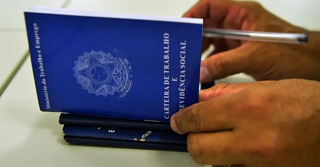 carteira de trabalho simbolizando o valor do salário mínimo em 2026
