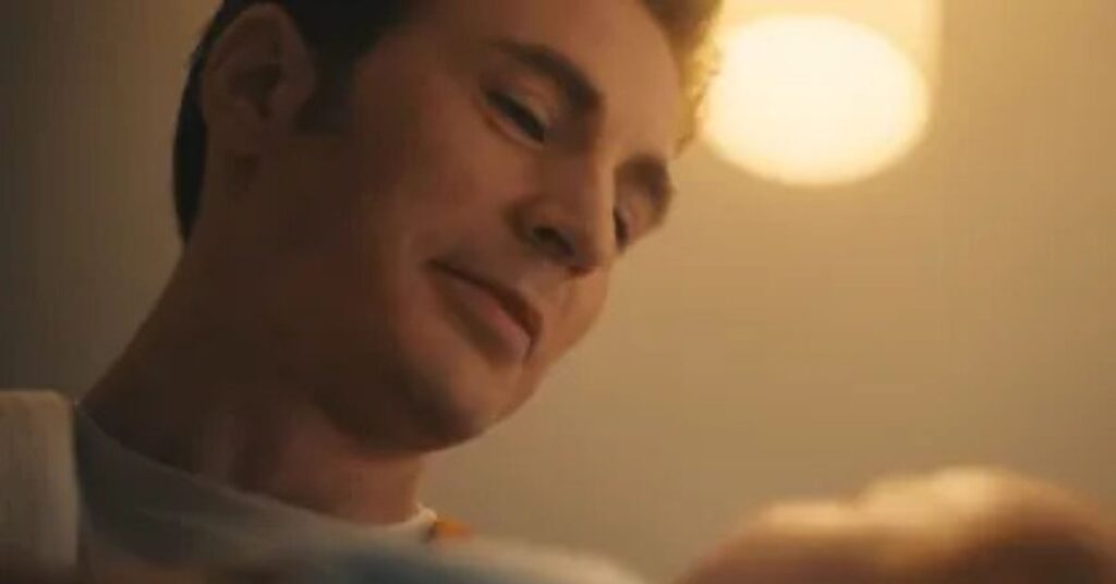 Steve Rogers segura um bebê em cena de Vingadores Doomsday