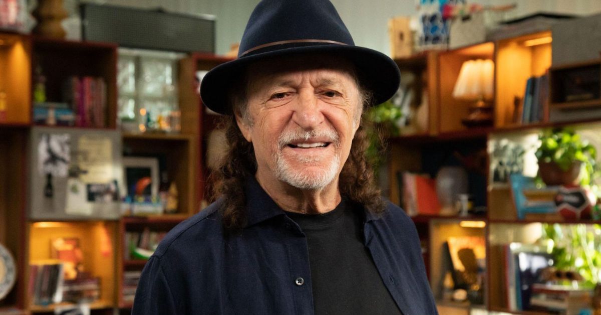 Alceu Valença no Tiny Desk Brasil em apresentação intimista pré-carnaval.