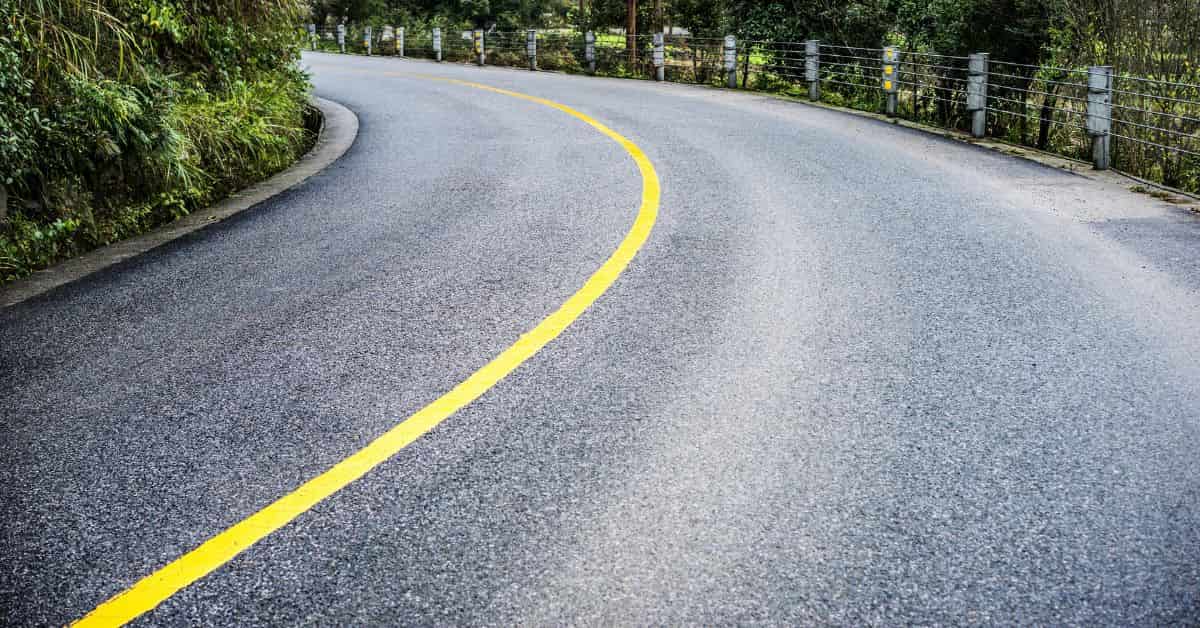 Asfalto autorreparador aplicado em estrada moderna e sustentável.