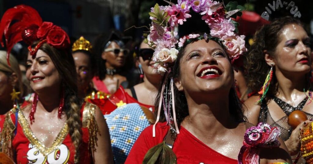 Carnaval do Rio de Janeiro 2026 com foliões em bloco de rua