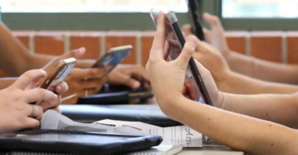 Insper veta celular para alunos em sala de aula da graduação