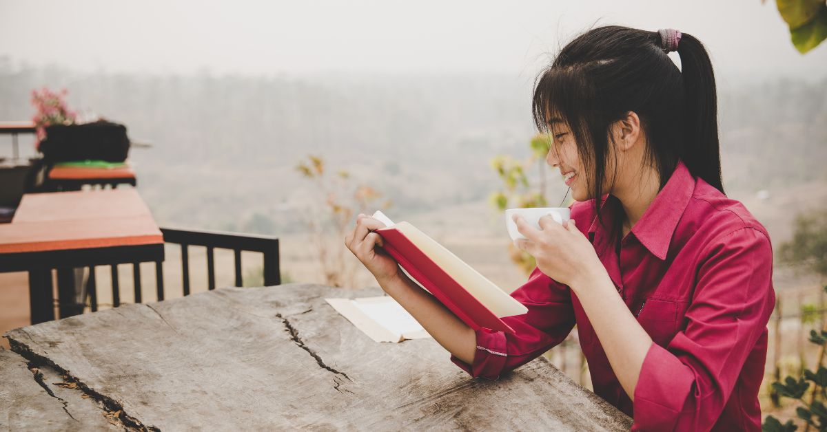 leitura na China com jovem lendo livro enquanto toma café