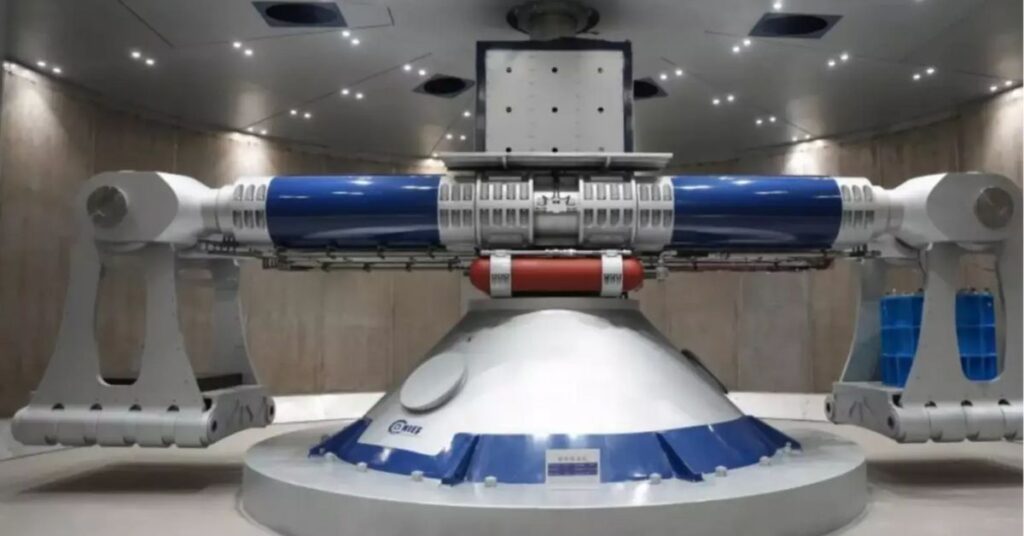 Representação da máquina chinesa que comprime o tempo CHIEF1900 em operação na Universidade de Zhejiang