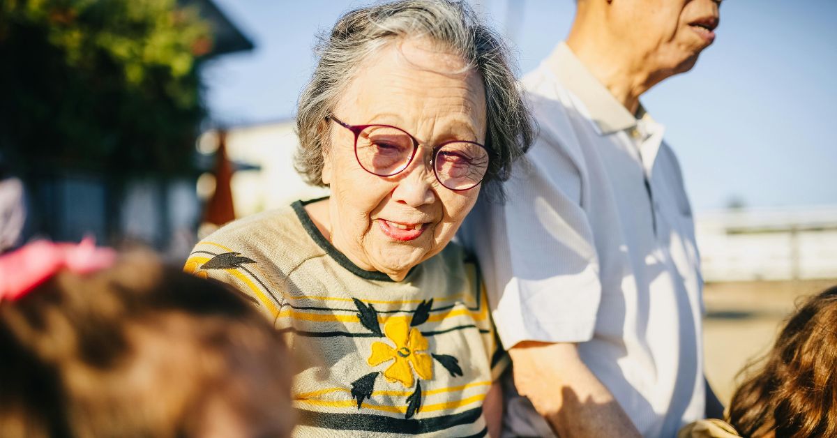 Idosa acompanhada da família representa benefícios legais para idosos garantidos por lei