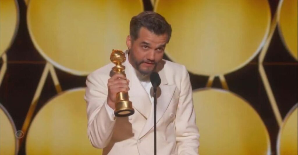 Brasil no Globo de Ouro com Wagner Moura segurando o prêmio de Melhor Ator