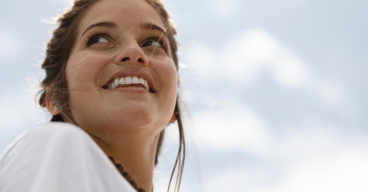 Mulher em momento de tranquilidade representando a campanha de Janeiro Branco e o cuidado com a saúde mental