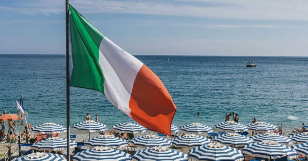 Praia na Irlanda usada em ações para combater poluição por plástico no litoral