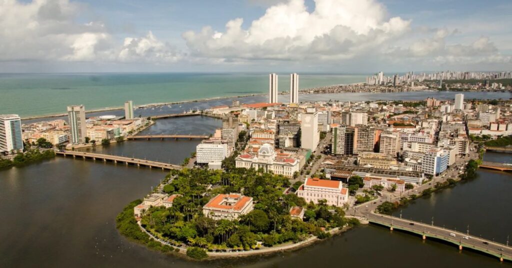 cultura do Recife vista aérea da Ilha Antônio Vaz com rios, prédios históricos e paisagem urbana integrada