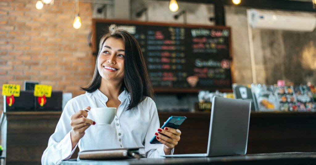 declaração do MEI em 2026 feita por microempreendedora em ambiente de trabalho