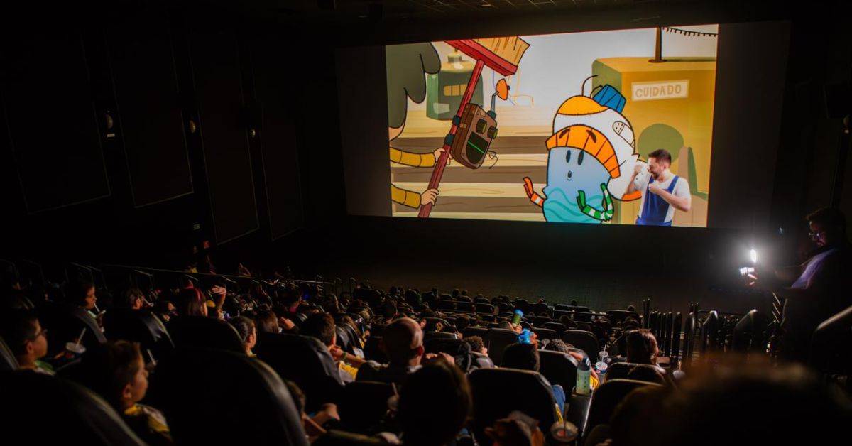 Educação ambiental apresentada a crianças em sessão de cinema com filme educativo