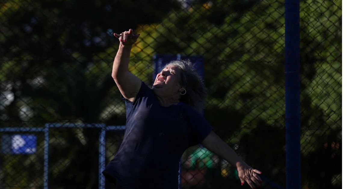 Gaúcha recordista no atletismo durante treino de arremesso de peso