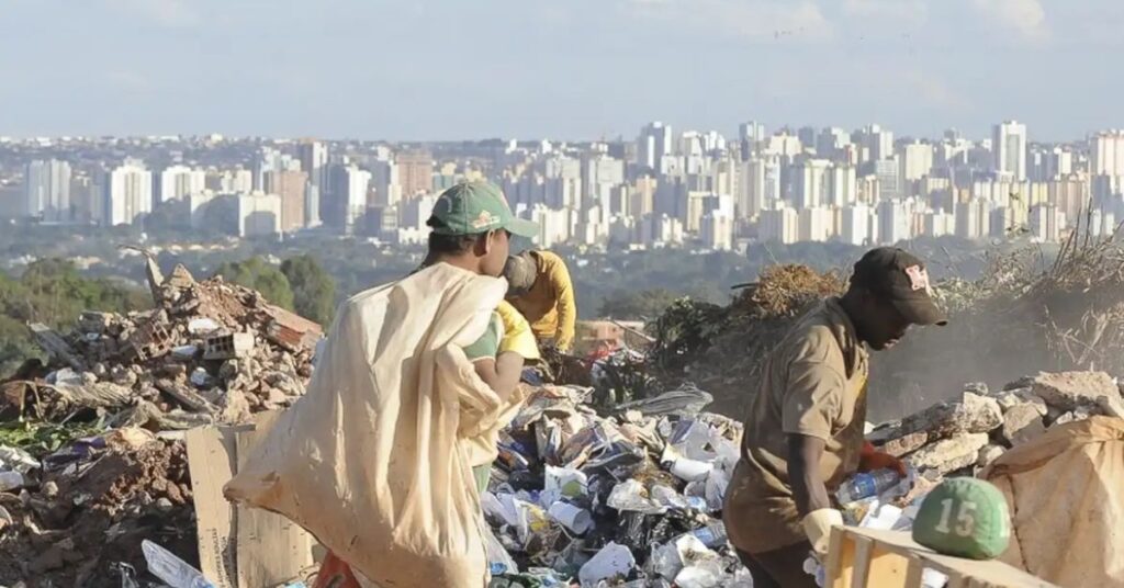 Gestão de resíduos em área urbana com coleta de materiais recicláveis em lixão a céu aberto