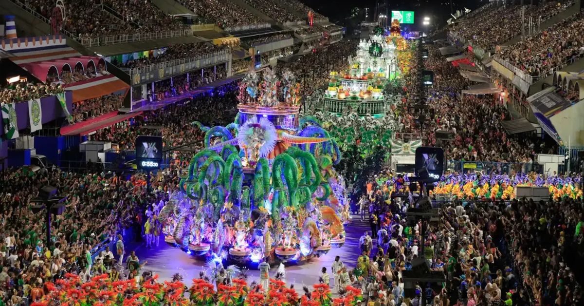 Desfile no Sambódromo retrata a história do Carnaval brasileiro