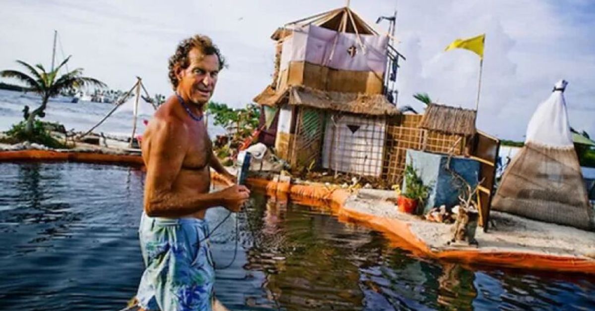 homem em ilha flutuante sustentável construída com garrafas PET no Caribe