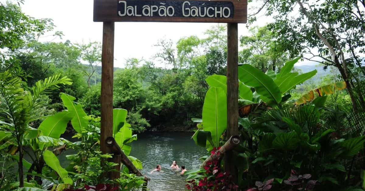 bJalapão Gaúcho em Morrinhos do Sul com rio cristalino e mata preservada.