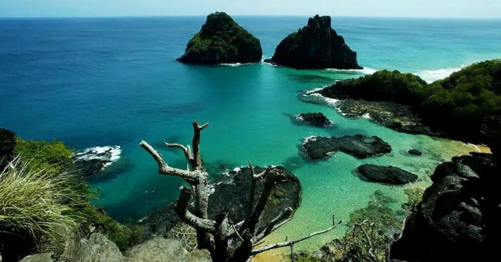 Maravilhas naturais do Brasil em Fernando de Noronha com ilhas rochosas e mar azul-turquesa