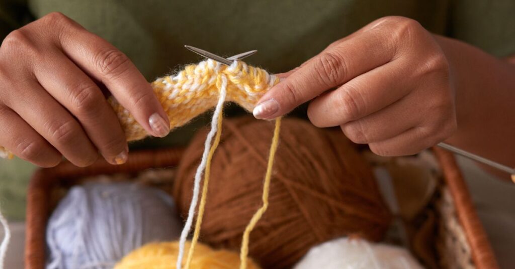 Minicurso de crochê gratuito ensina técnica artesanal com fios coloridos