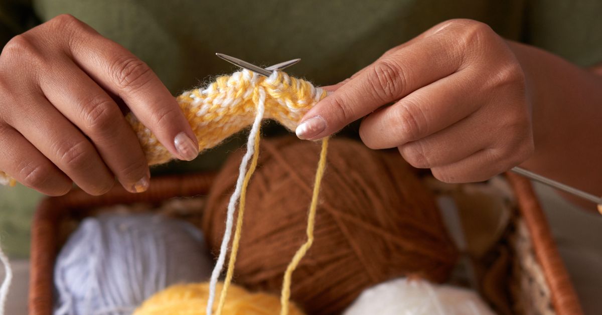 Minicurso de crochê gratuito ensina técnica artesanal com fios coloridos