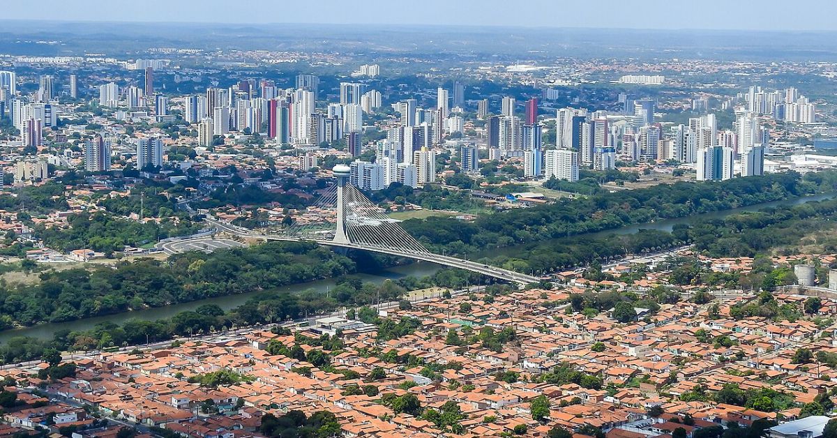 Vista aérea de Teresina, nome da capital do Piauí, com a Ponte Estaiada sobre o rio Poti