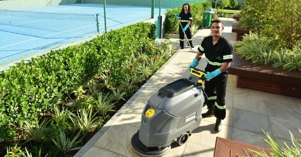 profissionais de facilities atuam durante plantão de vagas presencial