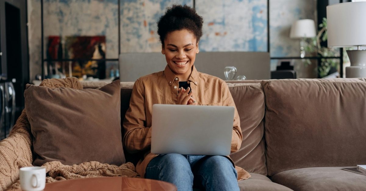 Pessoa estudando em casa por meio de plataforma de cursos gratuitos em notebook
