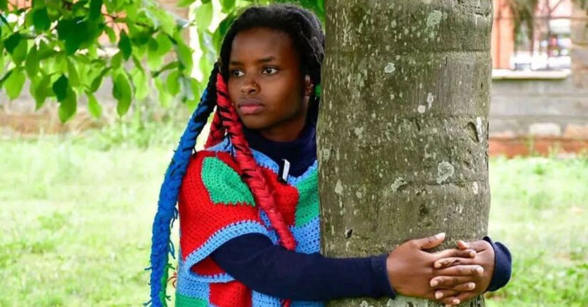 Jovem ativista estabelece recorde de abraço árvore reconhecido pelo Guinness