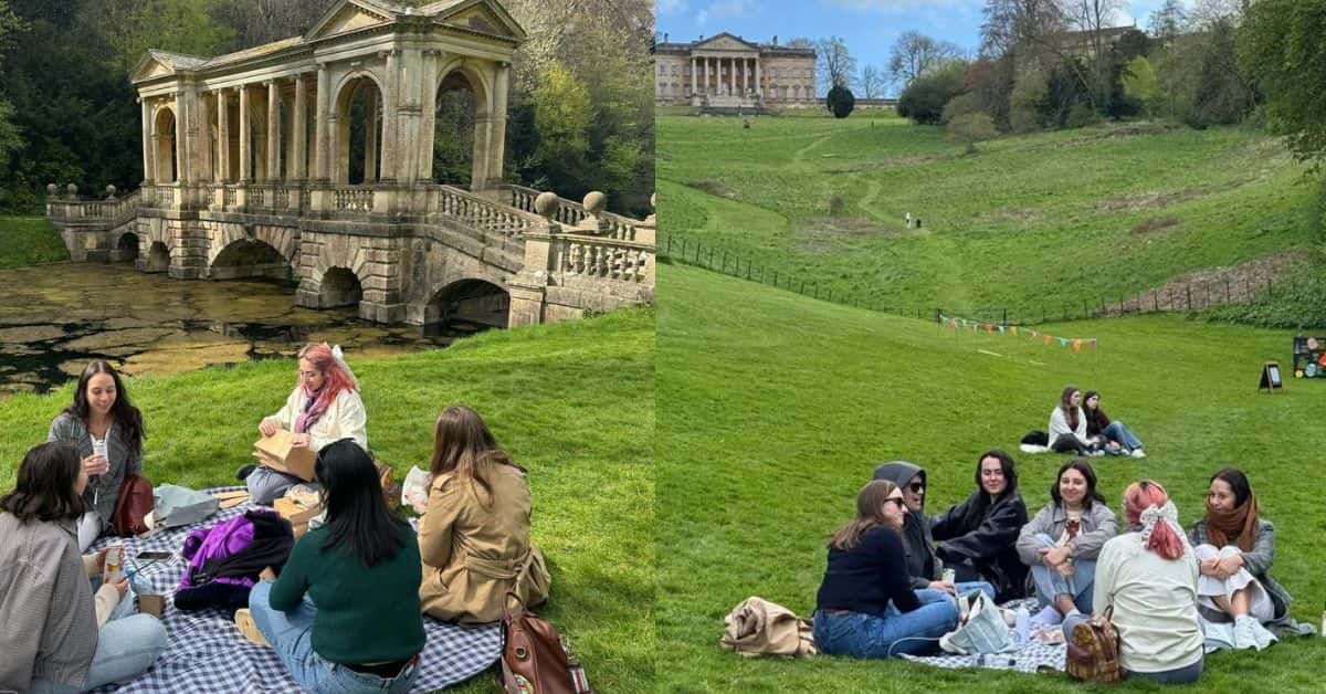 Grupo de mulheres em retiro de leitura ao ar livre em jardim histórico de Bath na Inglaterra