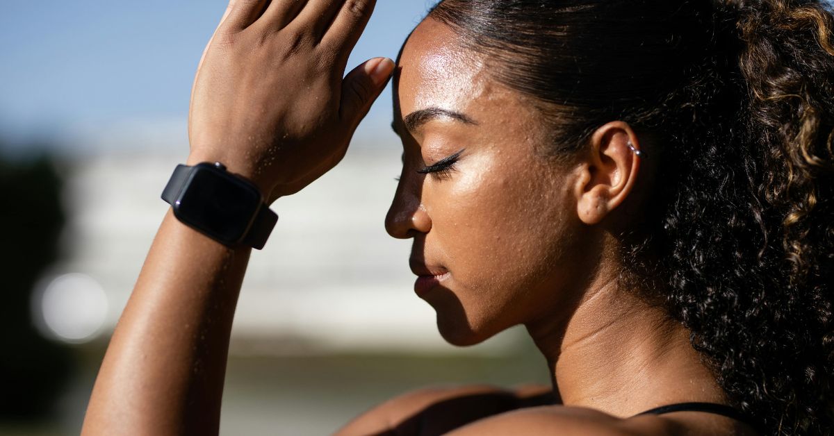 Mulher em momento de pausa e concentração ao ar livre, representando o silêncio na vida moderna