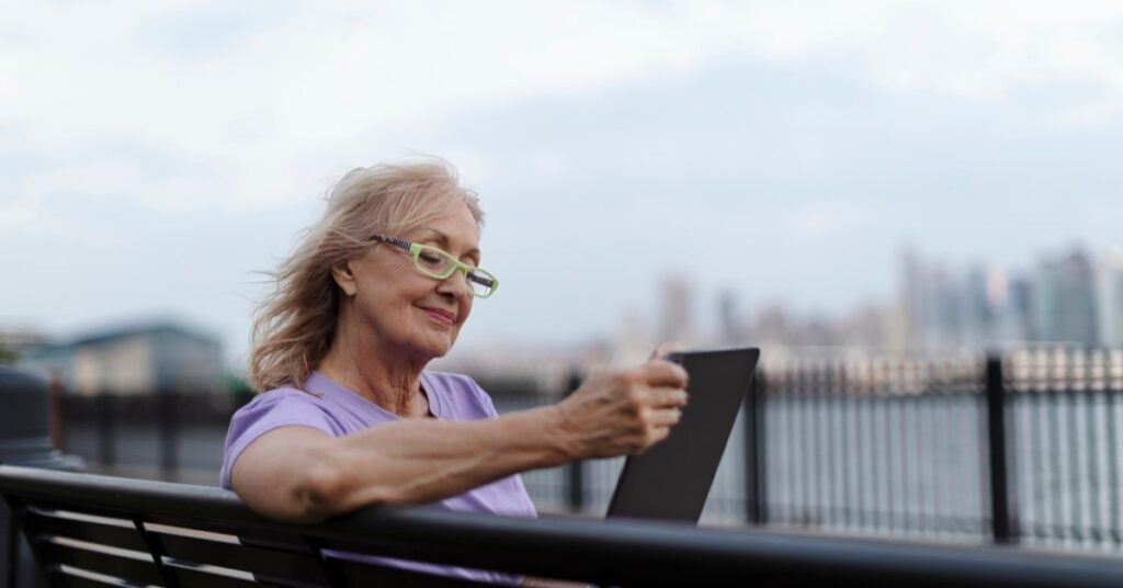 Tecnologia para adultos 50+ no uso cotidiano de dispositivos digitais