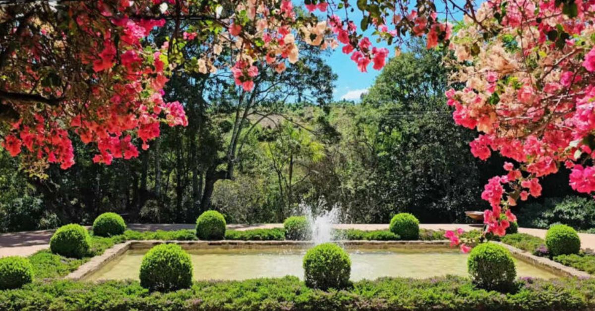 Jardim histórico em Espírito Santo do Pinhal, cidade associada a Terra Nostra