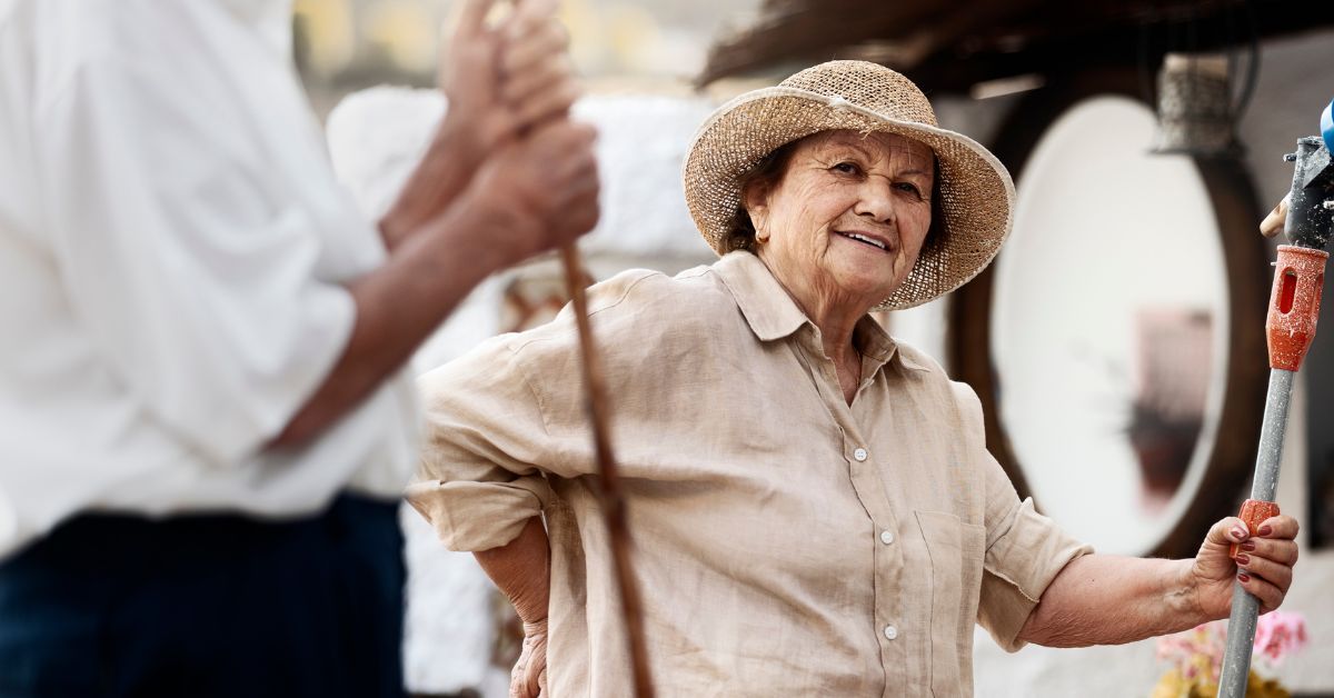 Mulher idosa recebe atendimento humanizado em contexto de proteção garantida pela Vara para idosos no RJ