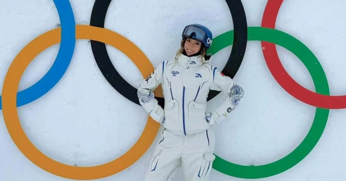 atletas mais bem pagos dos Jogos de Inverno 2026 – Eileen Gu diante dos anéis olímpicos