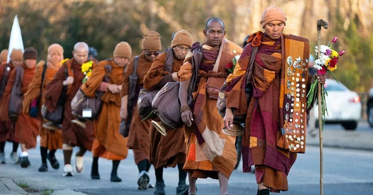 Monges budistas participam da Caminhada pela Paz em estrada nos Estados Unidos