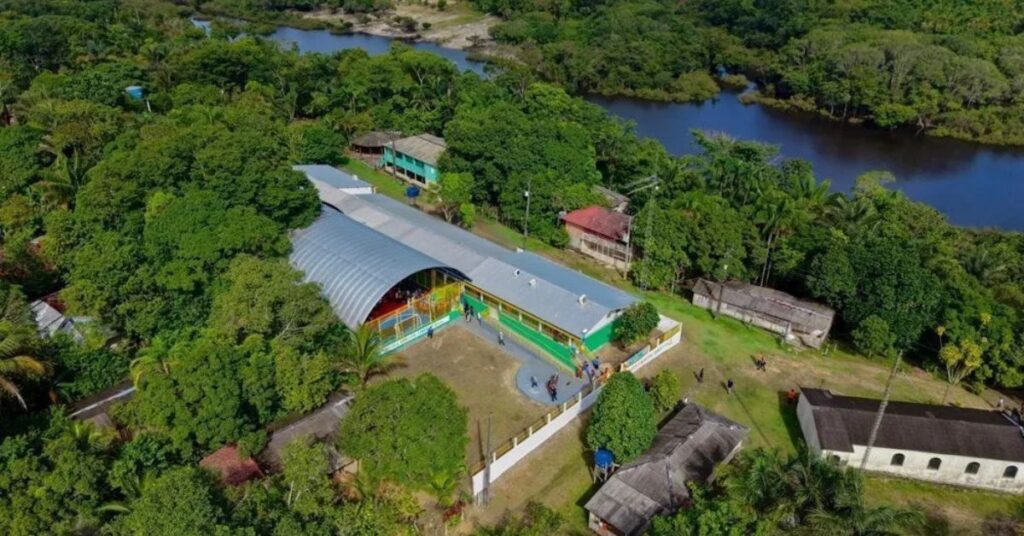 Educação ribeirinha na Amazônia em escola localizada às margens do rio em Manaus