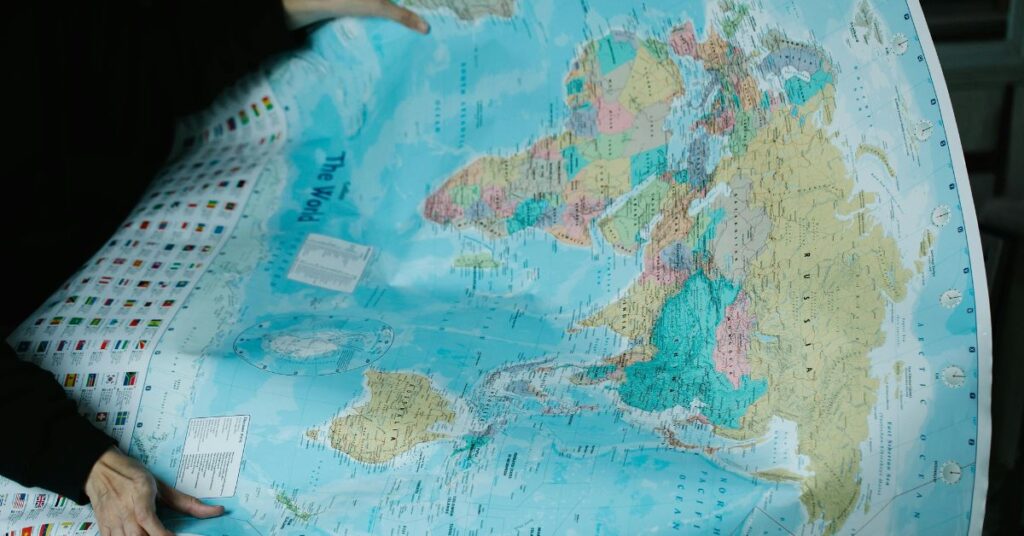 história da cartografia feminina representada por mapa-múndi aberto