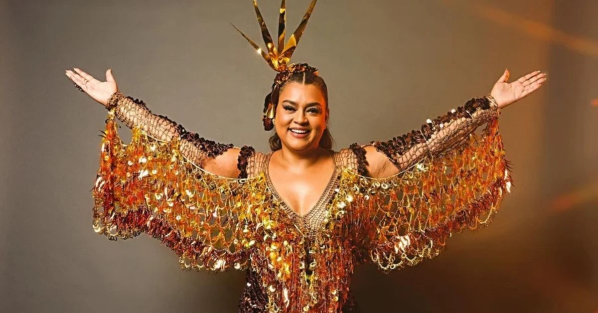 homenagem a Preta Gil com figurino dourado em celebração ao Carnaval