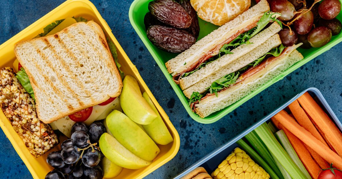 lancheira saudável com frutas sanduíches integrais e legumes frescos