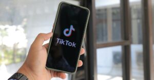 TikTok apresenta material para apoiar educadores em letramento digital