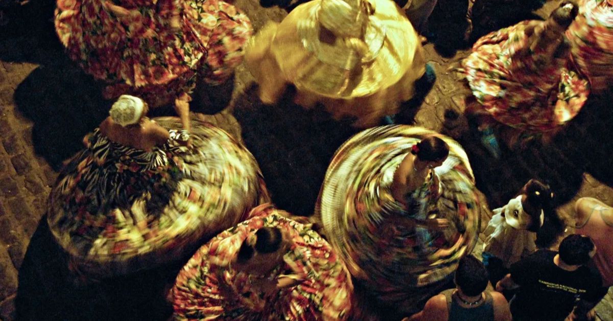 Noite dos Tambores Silenciosos reúne nações de maracatu nas ruas de Olinda