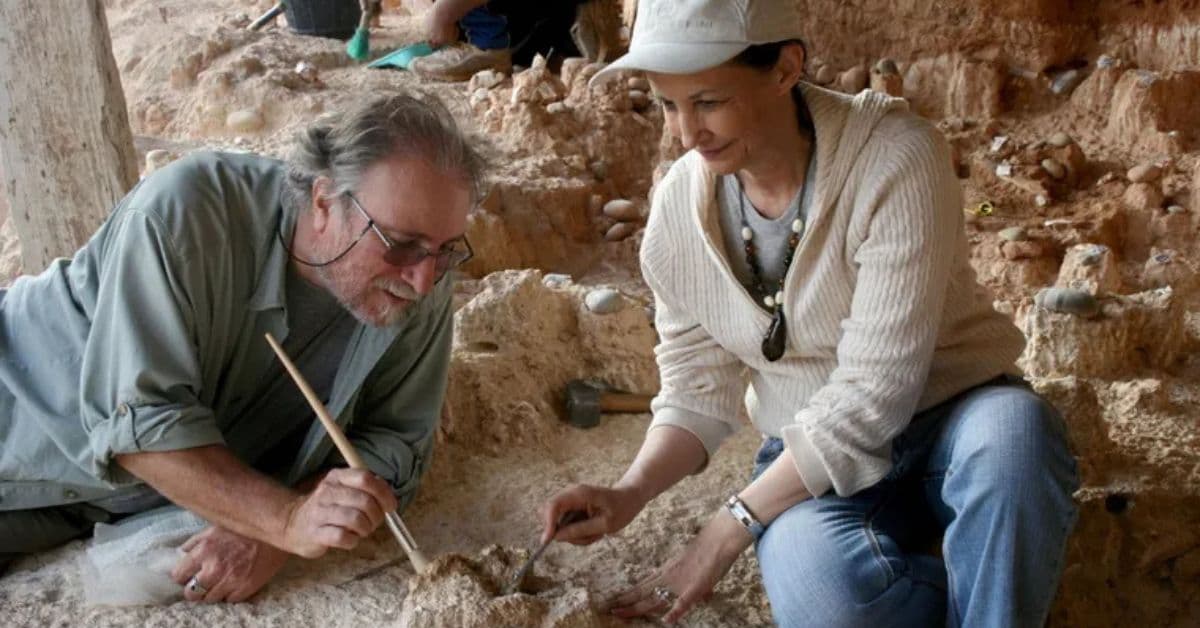 Arqueólogos durante escavação associada à origem do Homo sapiens em caverna no Marrocos