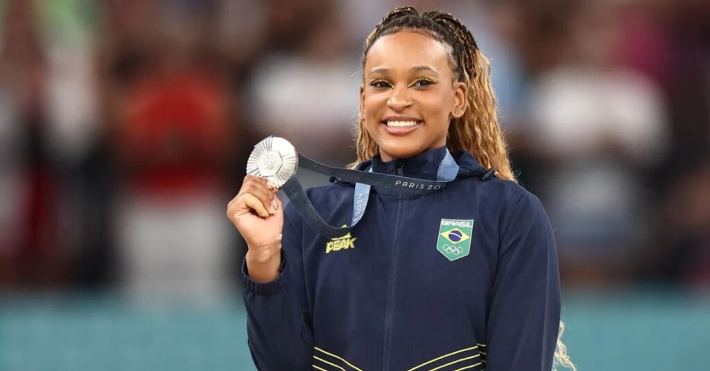 Rebeca Andrade sorri ao exibir medalha olímpica em cerimônia oficial