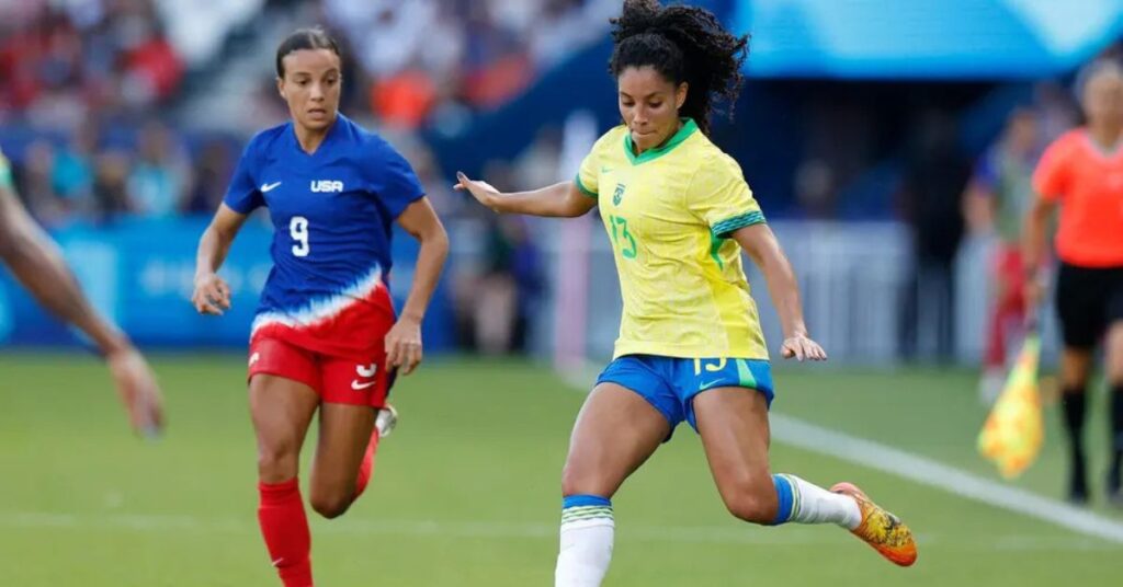 Jogadora da Seleção Feminina em partida internacional durante amistoso preparatório