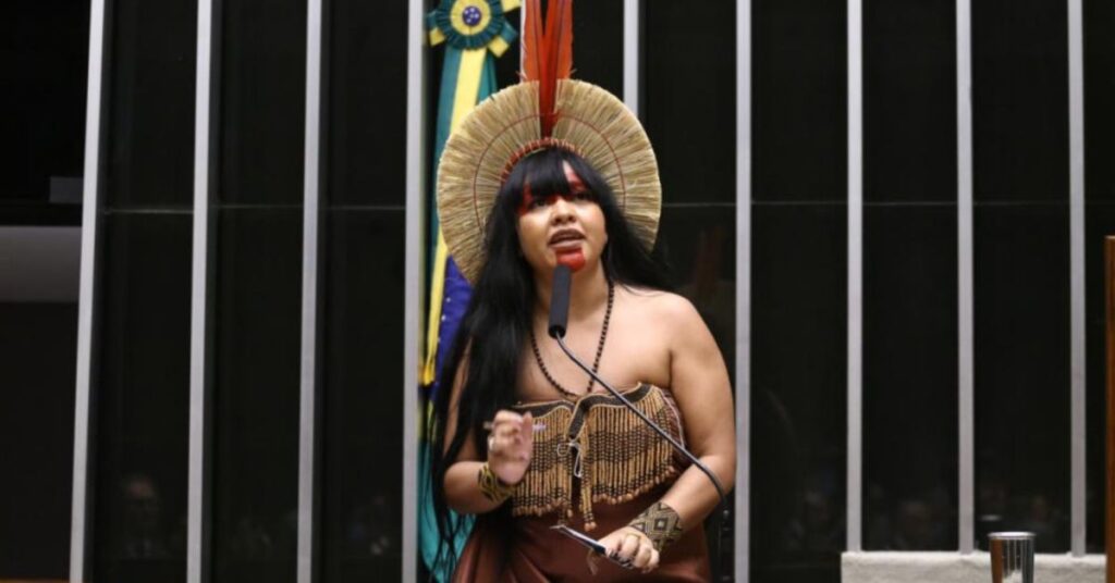 Universidade Federal Indígena é defendida por Célia Xakriabá na Câmara dos Deputados
